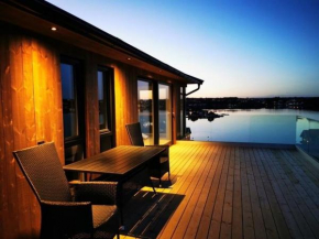 Hytte med fantastisk utsikt og egen brygge